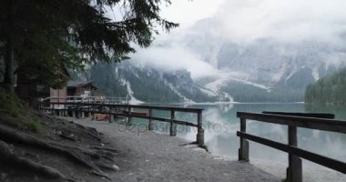 Kayıkhane ahşap iskele ve gemilerde Braies Gölü ile