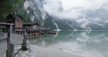 Kayıkhane ahşap iskele ve gemilerde Braies Gölü ile 