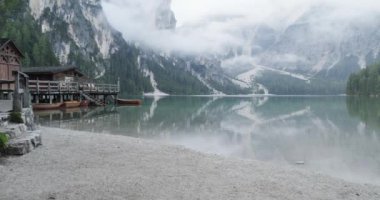  Kayıkhane ahşap iskele ve gemilerde Braies Gölü ile