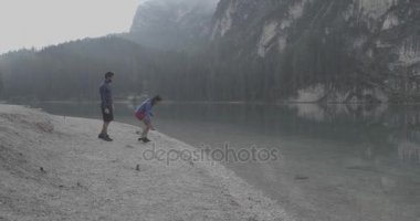 oynarken çift kayalar Braies göle atmak.