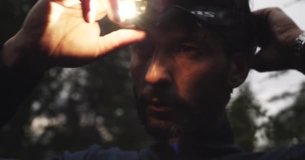 Uomo che indossa proiettore con avvicinarsi notte scura — Video Stock