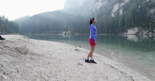 Man joke to girlfriend woman at Braies lake — Stock Video