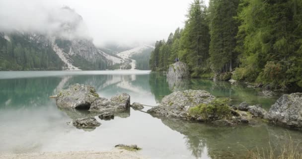 Braies lake with cloudy forest — Stock Video