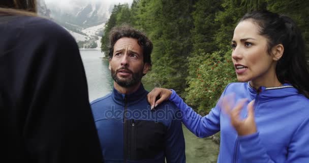 Homem e mulher sorrindo conversando e brincando no lago Braies — Vídeo de Stock