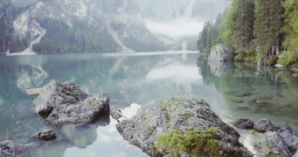 Озеро с облаками и лесом — стоковое видео