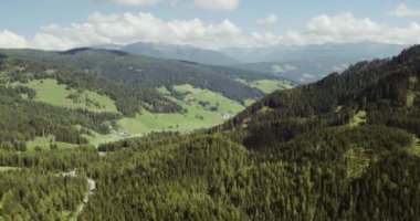 Orman ve ve tepeler. Dağ yaz macera yolculuğu