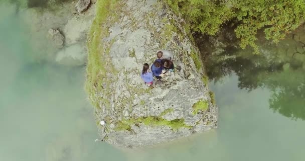 Vrienden bij lake. Zomer avontuur reis in Bergen — Stockvideo