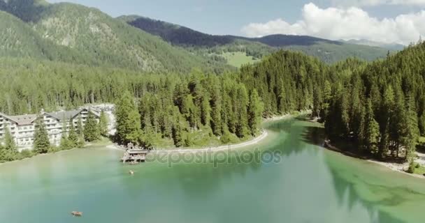 Lago con nubes y bosque.Viaje de aventura de verano en la montaña — Vídeo de stock