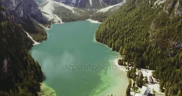 Lago ensolarado e floresta.Viagem de aventura de verão na montanha — Vídeo de Stock
