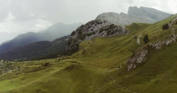 Green cloudy mountains peaks — Stock Video