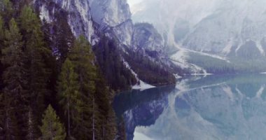 Gölü akşam bulutlar ve orman, Alpler, Dolomites ile
