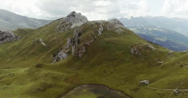 Sjön och grön molnigt bergstoppar — Stockvideo