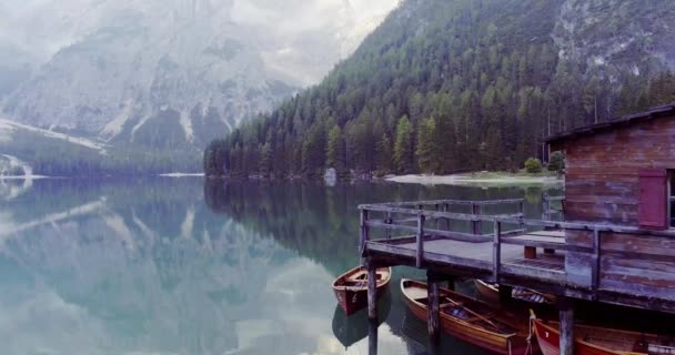 Ξύλο boathouse προβλήτα και βάρκες στη λίμνη — Αρχείο Βίντεο