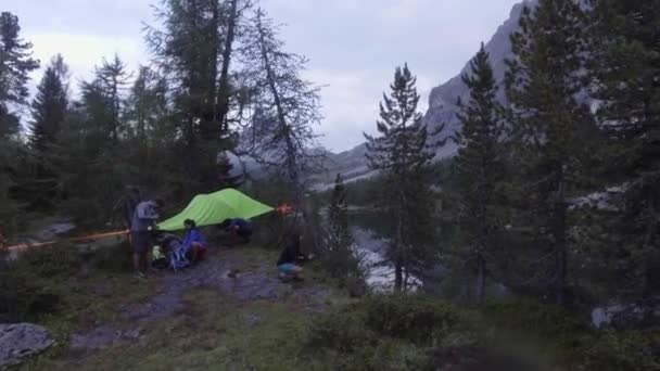 Gölü akşam bulutlar ve orman, Alpler, Dolomites ile — Stok video