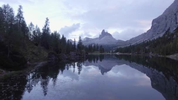 Sjön med kvällen moln och skog, Alperna, Dolomiterna — Stockvideo