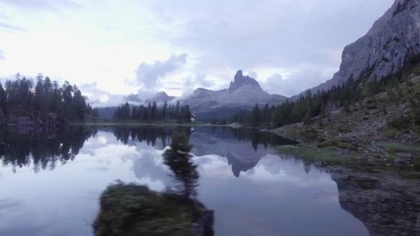 Lac avec nuages du soir et forêt, Alpes, Dolomites — Video