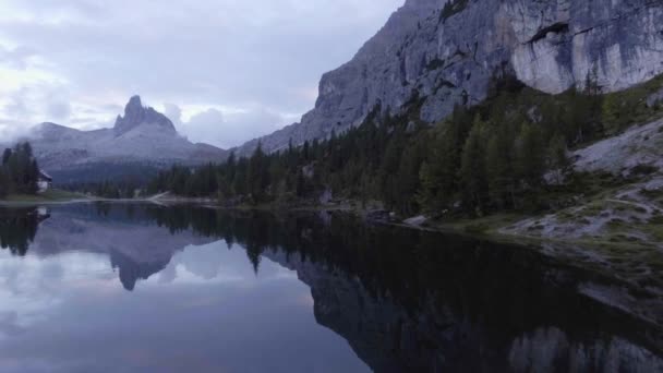 Lago con nubes de noche y bosque, Alpes, Dolomitas — Vídeo de stock