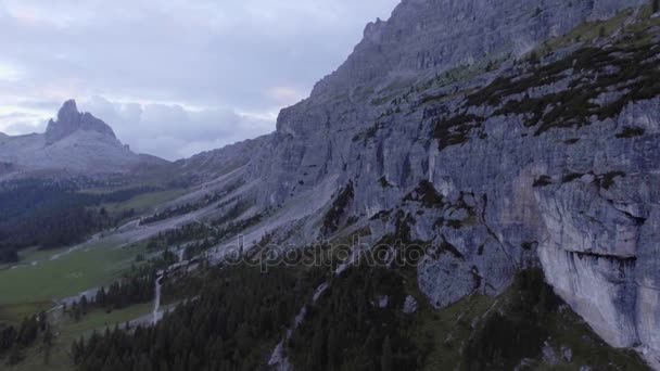 Montaña y bosques con nubes nocturnas, Alpes, Dolomitas — Vídeo de stock