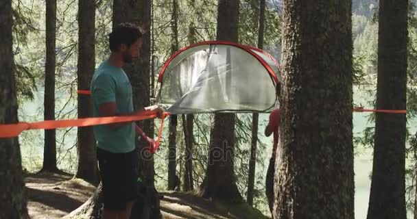 Hommes mettant tente suspendue camping — Video