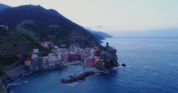 Landmärke destination Vernazza, en småstad i Medelhavet — Stockvideo