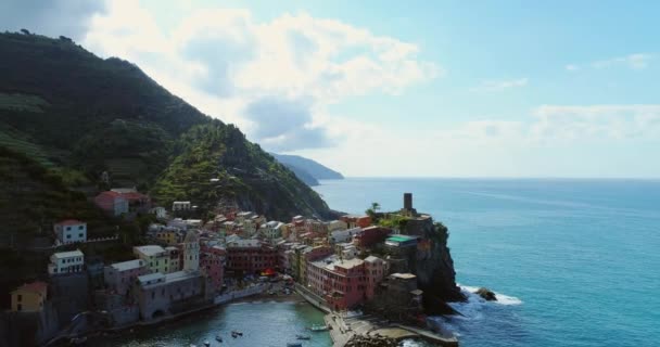 Destino histórico Vernazza, una pequeña ciudad del mar mediterráneo — Vídeo de stock