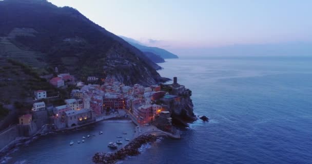 Destino turístico Vernazza, una pequeña ciudad del mar mediterráneo — Vídeo de stock