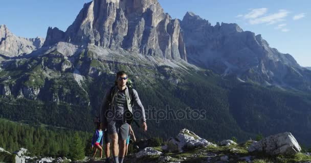 Dört arkadaş hiking Trail yol boyunca yürüyüş — Stok video