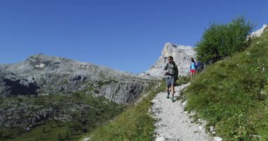 arkadaşlar hiking Trail yol boyunca yürüyüş