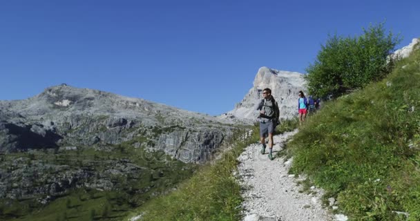 Vrienden wandelen langs hiking trail pad — Stockvideo