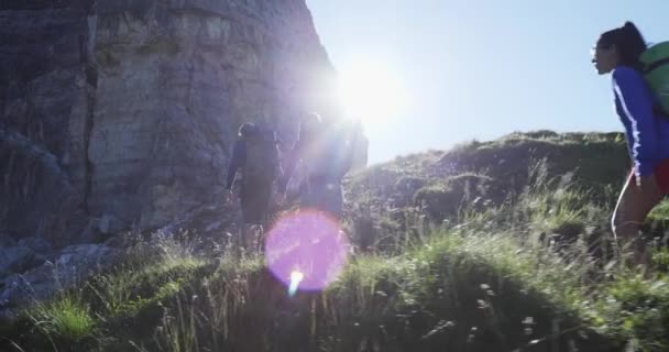 Vrienden wandelen langs hiking trail pad met zon licht flare — Stockvideo