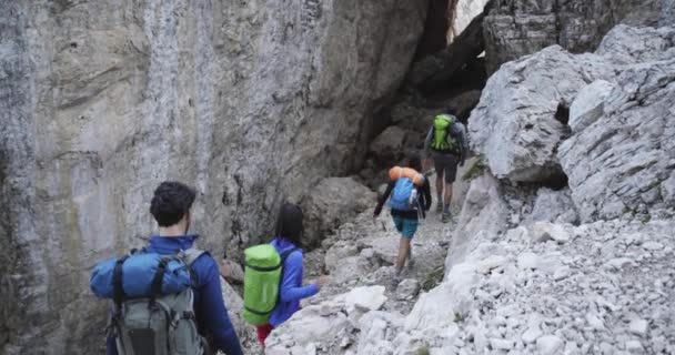 Φίλοι περπατώντας κατά μήκος της πεζοπορίας μονοπάτι βραχώδες φαράγγι — Αρχείο Βίντεο