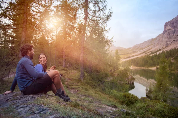 Man and woman couple enjoy lake panorama — Stock Photo, Image