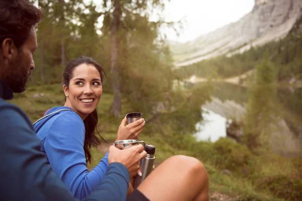 Uomo e donna coppia godere lago panorama — Foto Stock