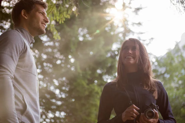 Usmívající se muž a žena fotograf v lese woods — Stock fotografie