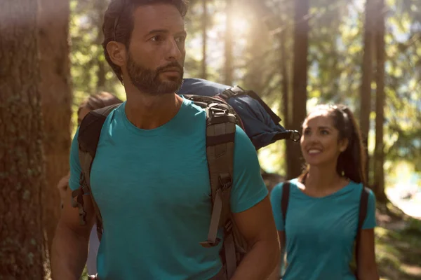 Mann und Frau gehen auf Wanderweg — Stockfoto