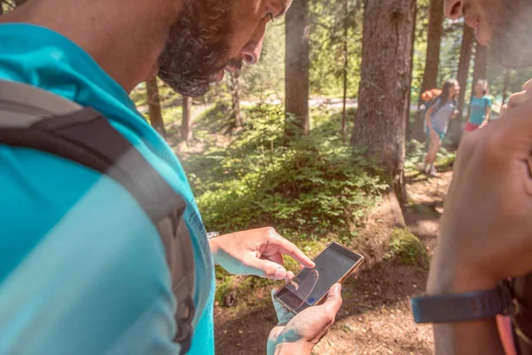 Hombre comprobar teléfono inteligente gps mapa en la ruta de senderismo — Foto de Stock