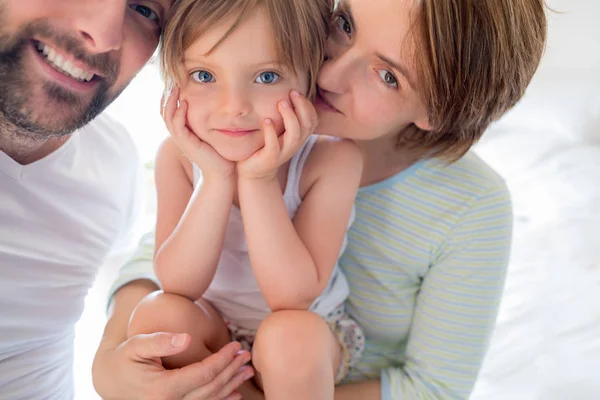 Pai feliz, mãe e menina — Fotografia de Stock