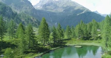 mavi göl üzerinde ileri ye doğru hareket 