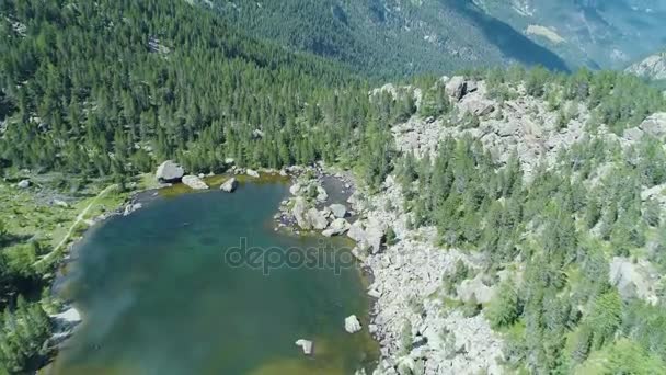 맑은 푸른 호수로 전진 — 비디오
