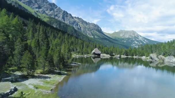 Avanzando hacia el claro lago azul — Vídeo de stock