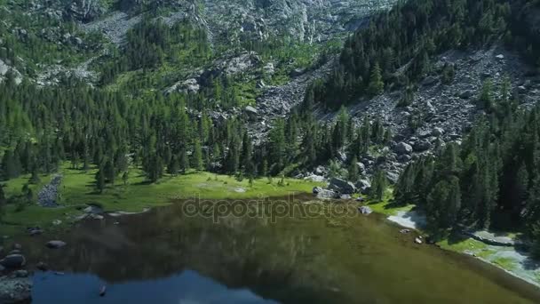 aller de l'avant au lac bleu clair 
