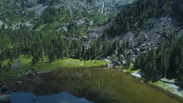 Avançando para limpar o lago azul — Vídeo de Stock