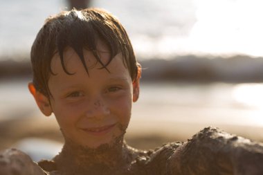 Islak kum kirli çocuk