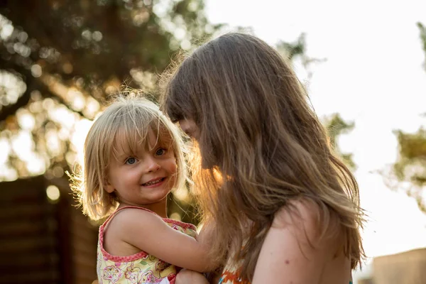 Молодая мама держит дочь девочка — стоковое фото
