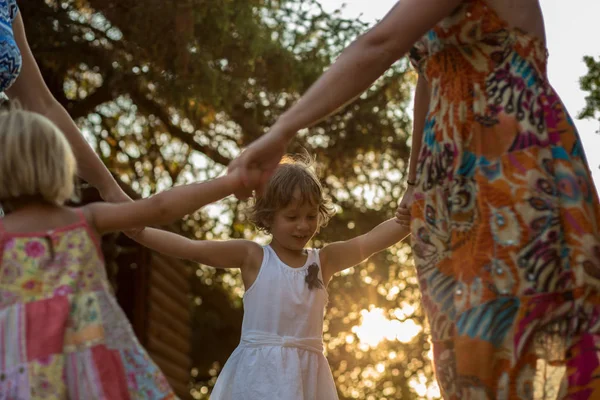 Maman avec des filles faisant anneau — Photo