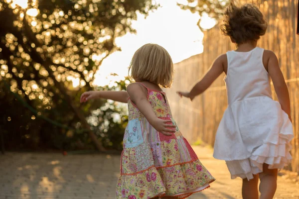 Jeune fille blonde avec un ami — Photo