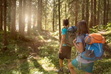 Erkek ve kadın üzerinde iz hiking