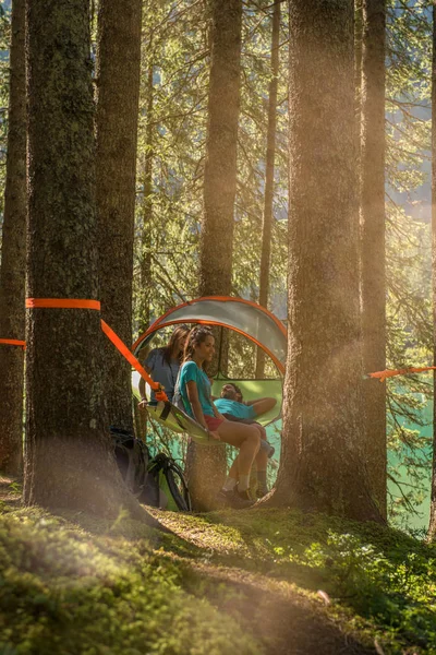 Men and women hanging tent — Stock Photo, Image