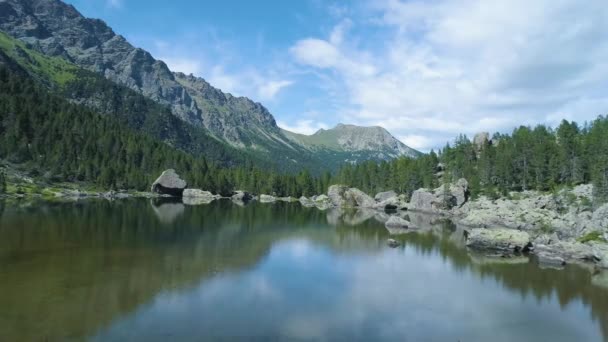 Avanzando hacia el claro lago azul — Vídeo de stock