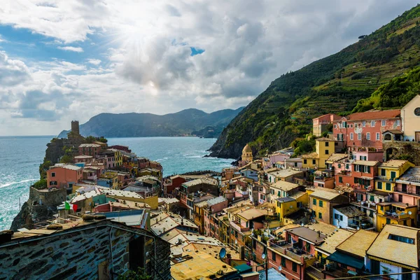 Vernazza, небольшой средиземноморский старый город — стоковое фото